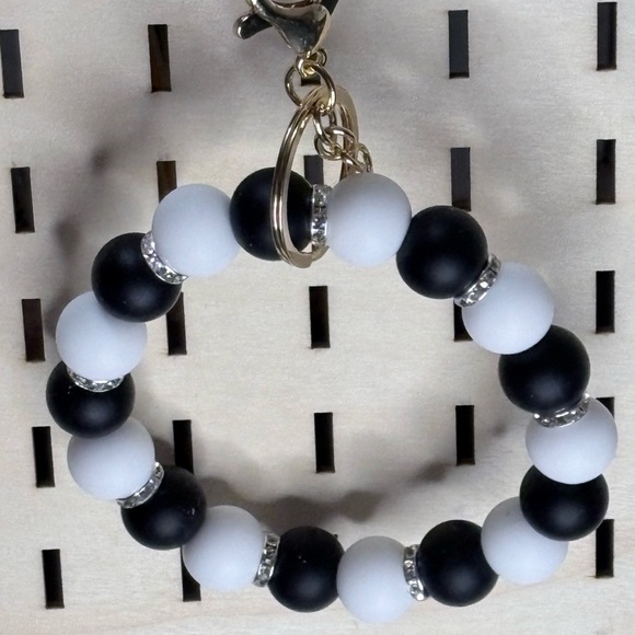 Handcrafted black and white beaded wristlet keychain - Picture 2 of 4